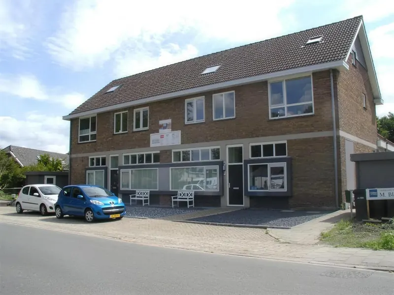 Startersappartementen in de voormalige brandweerkazerne in Spanbroek bij oplevering, met verkoopborden