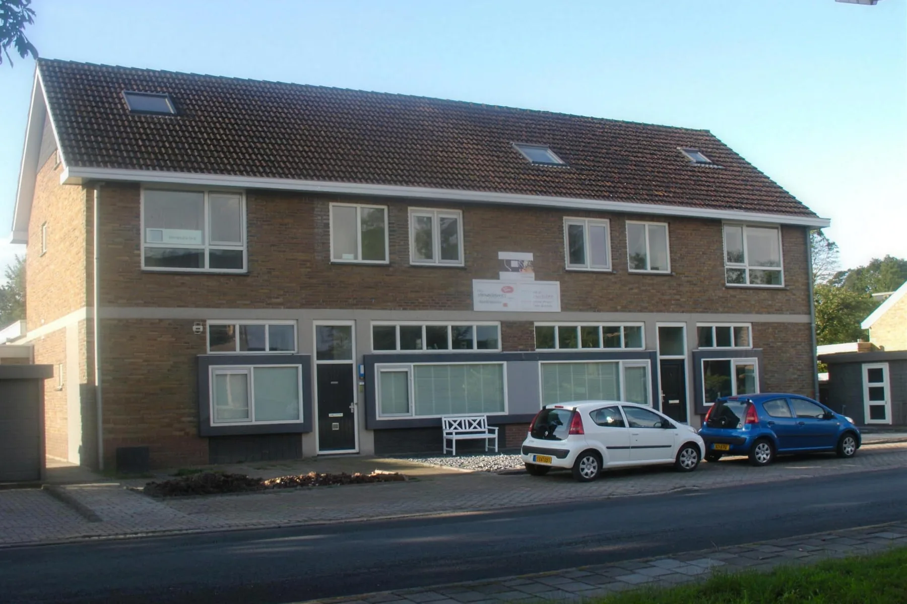 De voormalige brandweerkazerne van Spanbroek, verbouwd tot startersappartementen