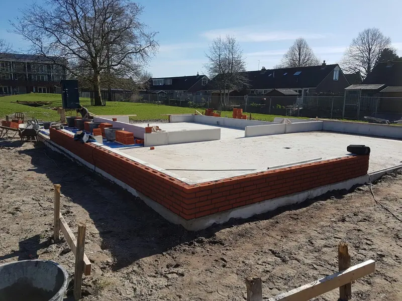 Fundering met eerste lagen metselwerk van de schuur bij het hertenkamp in Hoogwoud
