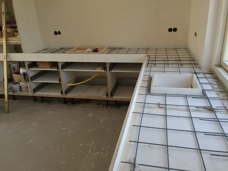 Onderkasten van de keuken in Spanbroek met wapening op de bekisting van het betonnen werkblad