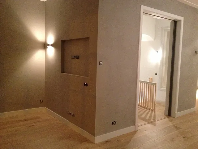 Hal met nis in de wand, wandlampen en een schuifdeur in de wand naar de trap, Alkmaar
